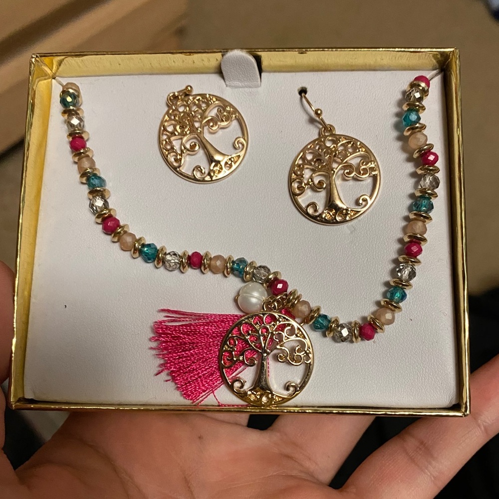 Cute necklace and matching earrings set!